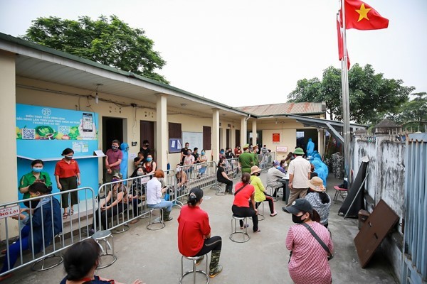 Hà Nội: Tiếp tục test nhanh Covid-19 cho hàng trăm tiểu thương chợ Minh Khai