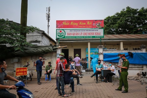 Hà Nội: Tiếp tục test nhanh Covid-19 cho hàng trăm tiểu thương chợ Minh Khai