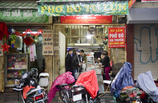 Hà Nội: Hàng quán lắp vách chắn giọt bắn cho khách hàng để phòng dịch
