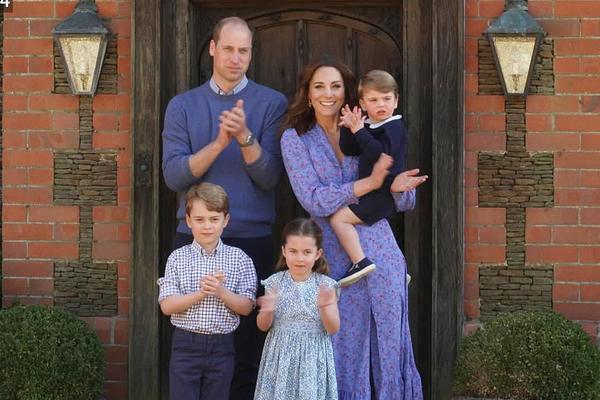 Gia đình Hoàng tử Anh cùng mặc tông xanh, vỗ tay cảm ơn bác sĩ chống dịch