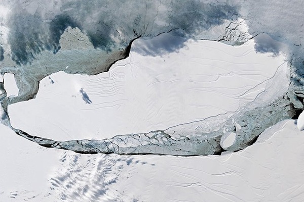 Tảng băng trôi từ Nam Cực nặng nghìn tỷ tấn đã vỡ khi vào Đại Tây Dương