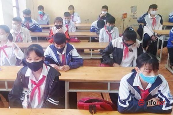 Nghệ An: Học sinh ngồi giãn cách 1 mét, đeo khẩu trang trong lớp học