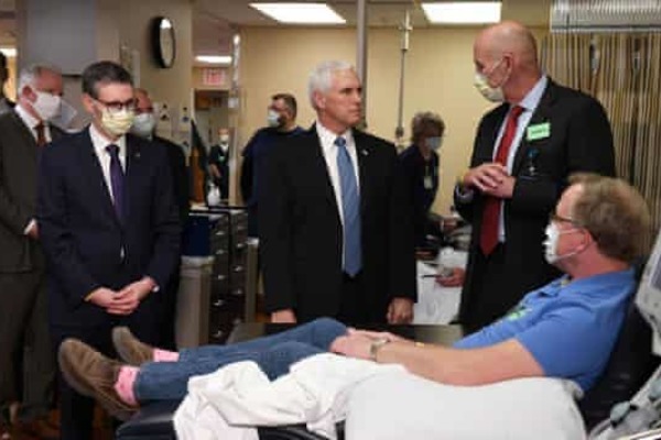 Phó Tổng thống Mỹ từ chối đeo khẩu trang bất chấp quy định của bệnh viện