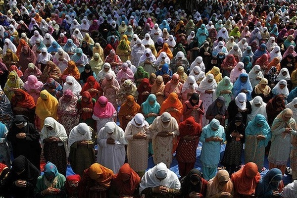 Hàng ngàn người không đeo khẩu trang, chen chúc dự thánh lễ Ramadan