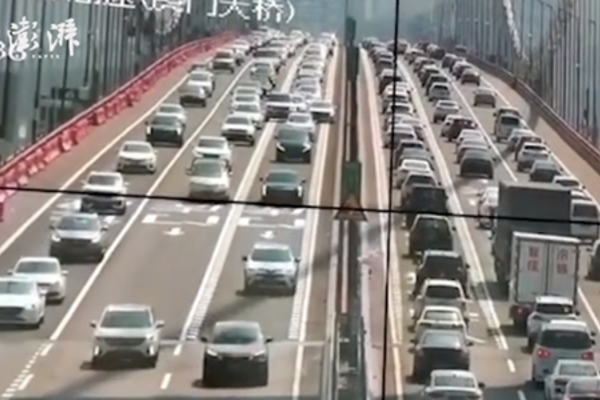Hãi hùng cây cầu 'lượn sóng' trước gió to ở Trung Quốc