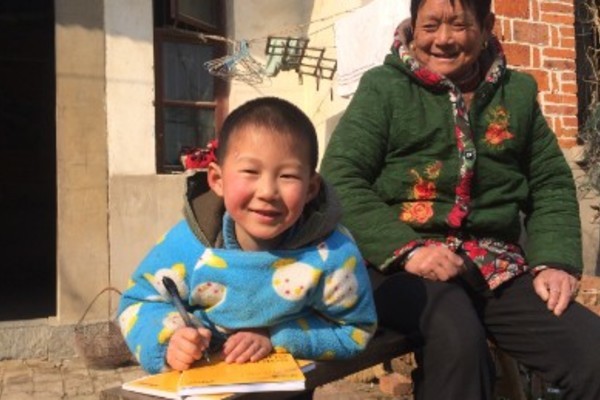 Cảm động người mẹ của 100 đứa trẻ “bị bỏ lại phía sau” ở Trung Quốc