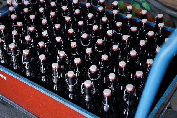 Nhà máy bia phát miễn phí cho người dân giữa lúc phong tỏa vì Covid-19
