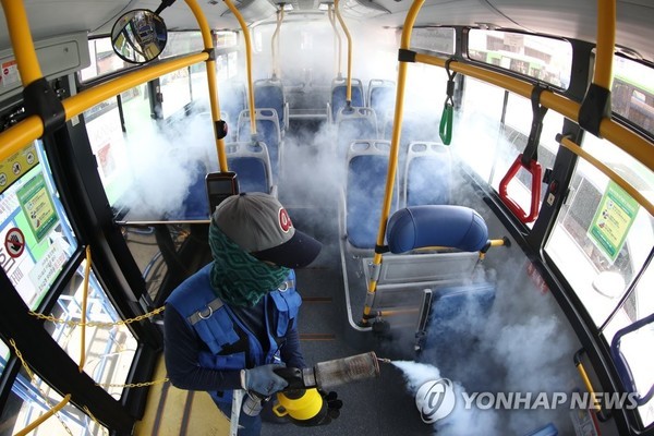 Phòng Covid-19, xe buýt Hàn Quốc vừa bật điều hòa vừa mở cửa