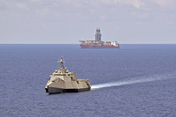 Tàu tấn công ven bờ thứ hai của Mỹ tới gần tàu thăm dò Malaysia ở Biển Đông