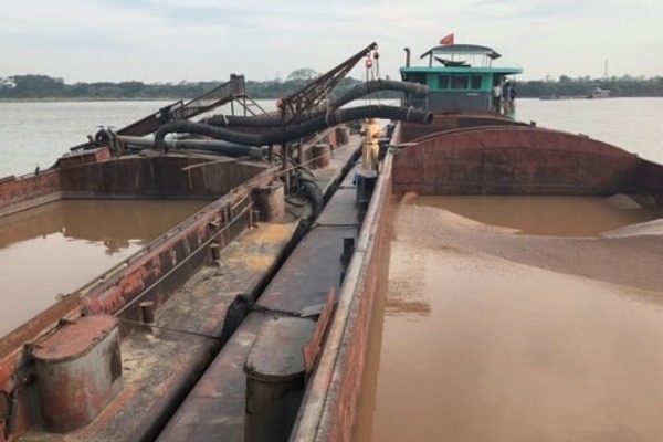 Cục CSGT vây bắt 8 phương tiện khai thác cát trái phép trên sông Hồng