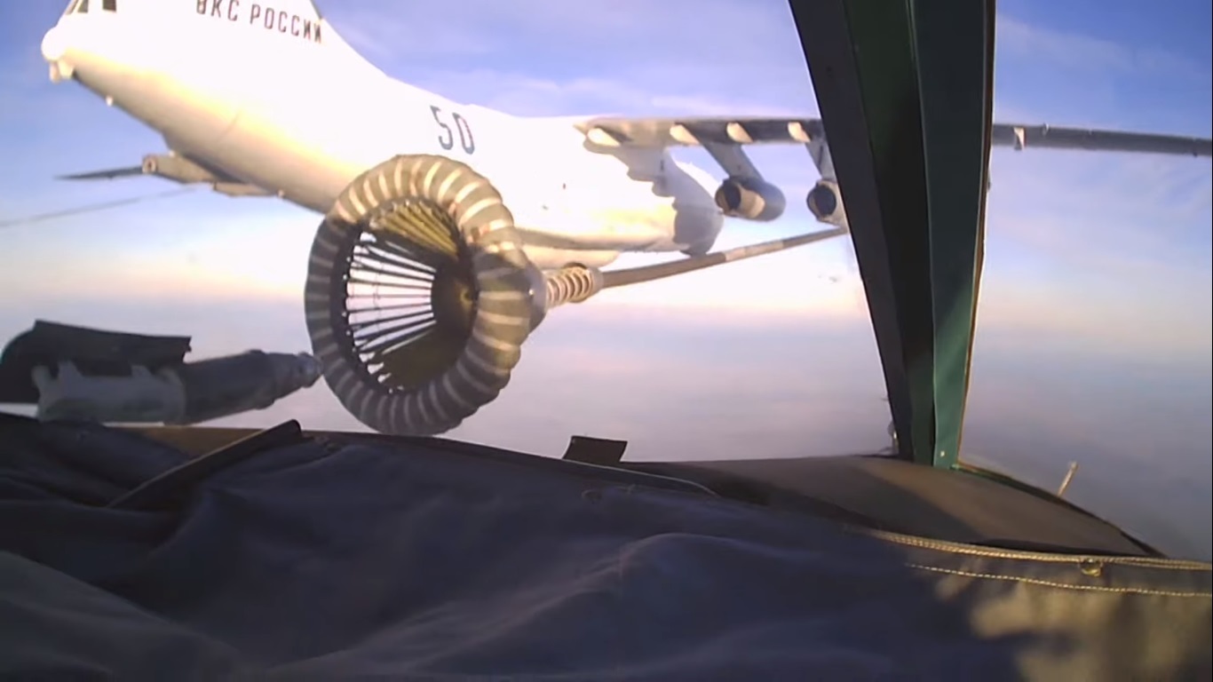 Cận cảnh màn tiếp nhiên liệu trên không nhìn từ cabin của tiêm kích Su-34