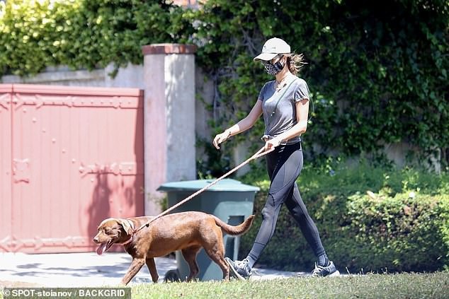 Chân dài Alessandra Ambrosio đeo khẩu trang kín mít, dắt thú cưng đi dạo