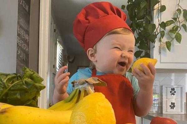 Gặp gỡ đầu bếp nhí mới 1 tuổi 'gây bão' mạng xã hội