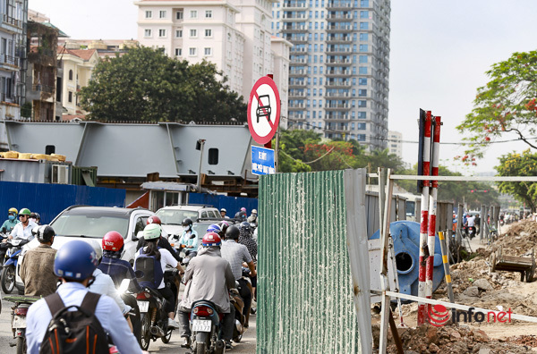 Hà Nội: Giao thông 'nghẹt thở' tại nút giao Hoàng Quốc Việt - Nguyễn Văn Huyên