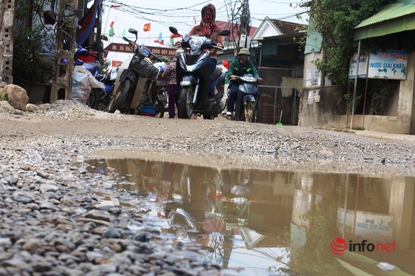 Nghệ An: Khốn khổ vì 200m đường ngập trong nước thải suốt nhiều tháng trời