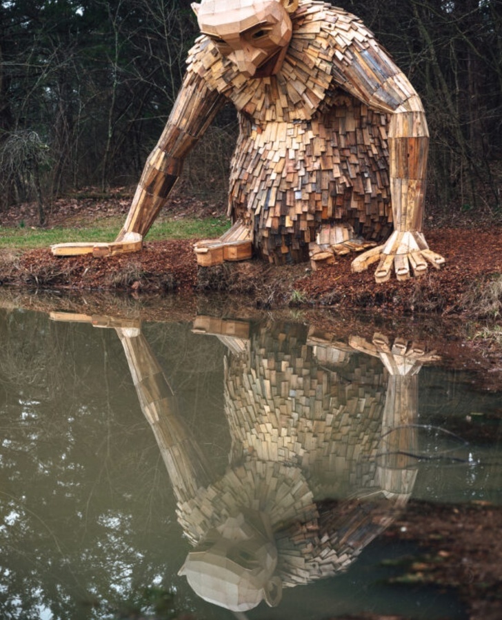 Độc đáo những bức tượng gỗ khổng lồ làm từ phế liệu ở Đan Mạch