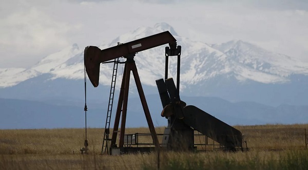 OPEC+ chốt gia hạn thỏa thuận cắt giảm sản lượng dầu mỏ, giá dầu 'bứt phá'