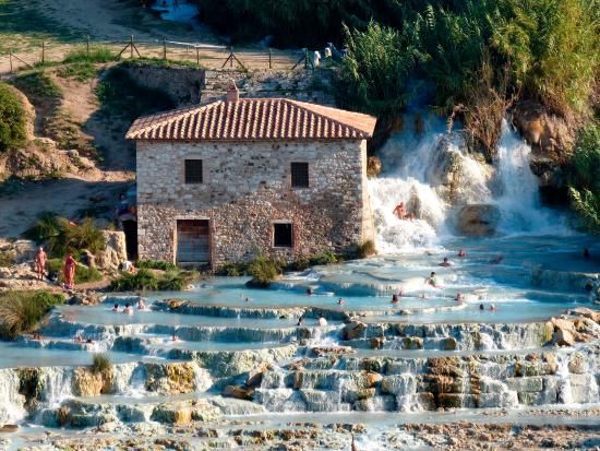 Suối nước nóng bậc thang độc nhất vô nhị ở Italia