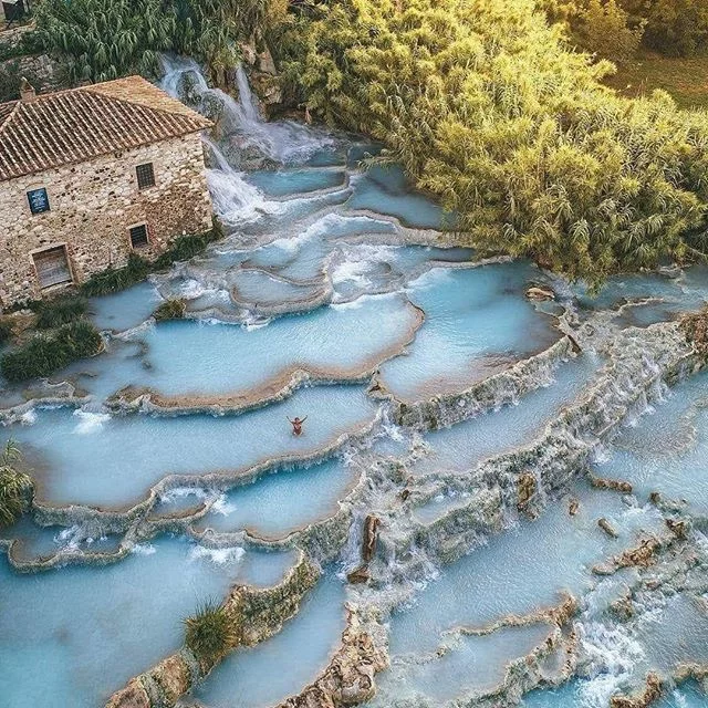 Suối nước nóng bậc thang độc nhất vô nhị ở Italia