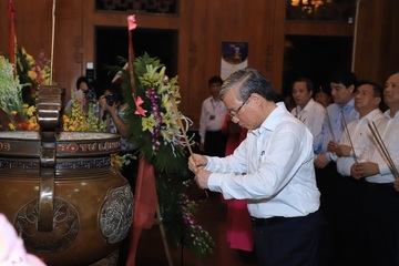 Thường trực Ban Bí thư Trần Quốc Vượng dâng hương tưởng niệm Chủ tịch Hồ Chí Minh