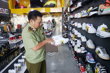 Đà Nẵng: Tạm giữ gần 2.000 sản phẩm thời trang nghi giả mạo Nike, Adidas, Louis Vuitton, Chanel,
