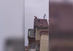 ‘Đau tim’ trước cảnh 4 em nhỏ leo trèo trên mái tòa chung cư 32 tầng