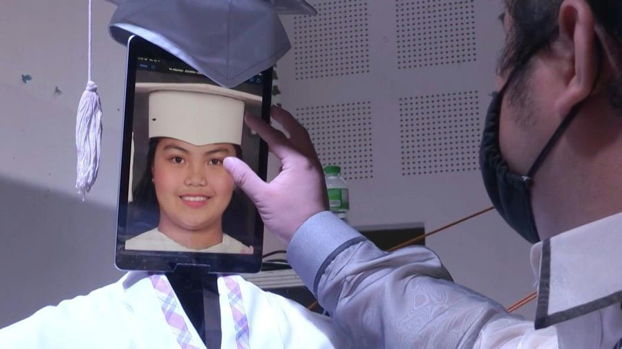 Robot nhận bằng tốt nghiệp tiểu học thay học sinh