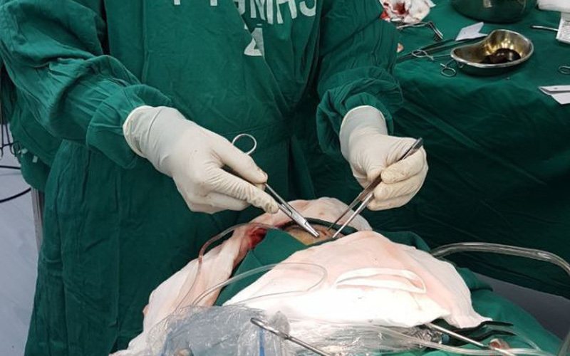 Phẫu thuật cho bệnh nhân bị đạn bắn xuyên tai