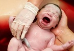 Sản phụ chịu đau 15 tiếng sinh con ở nhà vì không dám tới bệnh viện