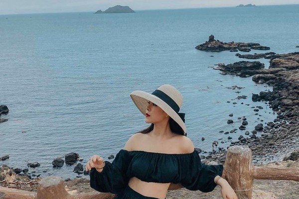 Cách mix đồ cực chất của hot girl được Quang Hải 'để mắt'