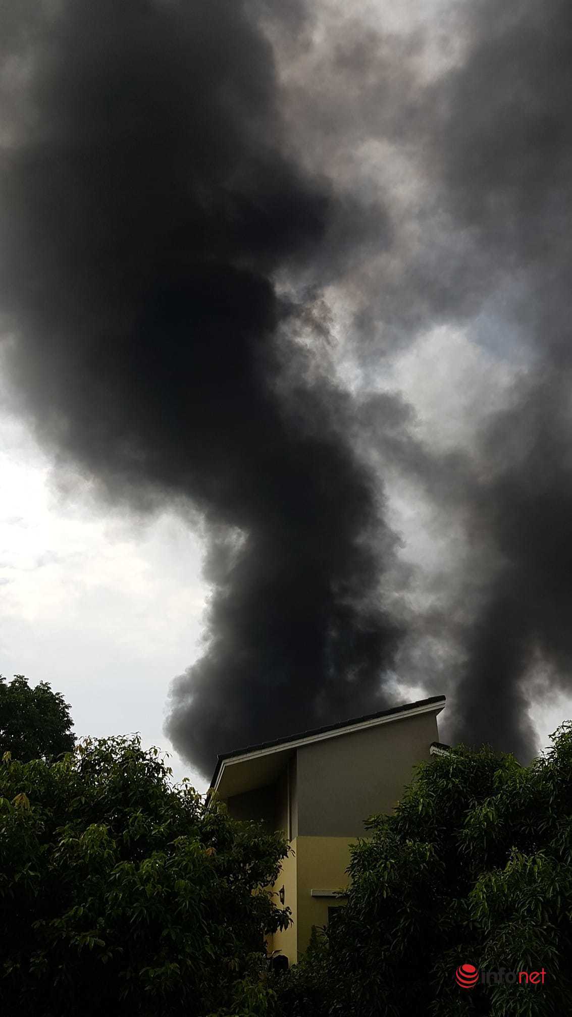 Cháy lớn ở gần cầu Đông Trù, nghi cháy hóa chất