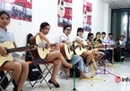 Từ thanh niên ham chơi thành thạc sĩ tài chính, ông chủ trung tâm dạy guitar lớn ở Hà Nội