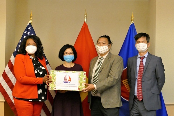 Đại sứ quán Việt Nam tại Hoa Kỳ trao tặng khẩu trang cho Washington