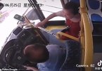 Nữ hành khách cướp vô lăng, tấn công tài xế xe buýt