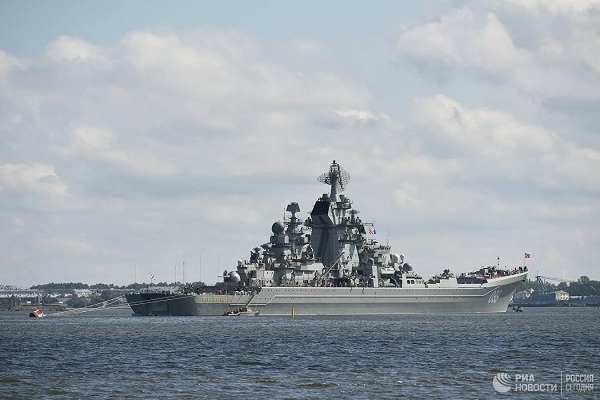 Cận cảnh tuần dương hạm Peter Đại đế phóng tên lửa trên biển Barents - Ảnh 2.