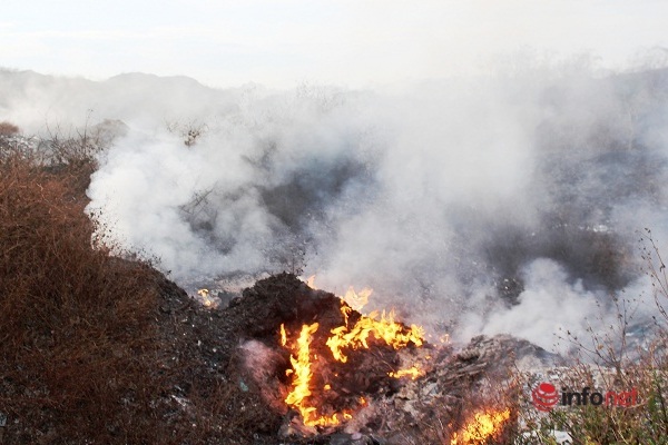 Nghệ An: Tiền trả xong, núi rác 84.000 tấn bị bỏ lại giữa lòng thành phố