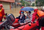 Lực lượng cứu hộ Trung Quốc chạy đua cứu người mắc kẹt trong nước lũ