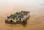 Ngôi đền 700 tuổi của Trung Quốc 'trơ trọi' giữa dòng lũ sông Trường Giang