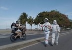 Cặp đôi ‘phi hành gia’ dạo chơi bên bờ biển Brazil