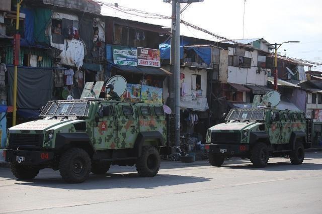 Philippines huy động xe bọc thép giám sát lệnh phong tỏa ở thủ đô