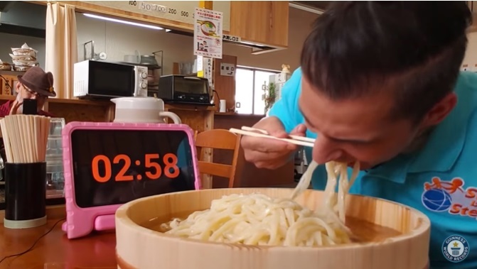 Choáng kỷ lục Guiness thế giới 3 phút ăn hết 1 kg mì