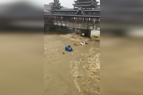 Nước lũ như ‘sóng thần’ cuốn phăng cả ô tô ở Trung Quốc