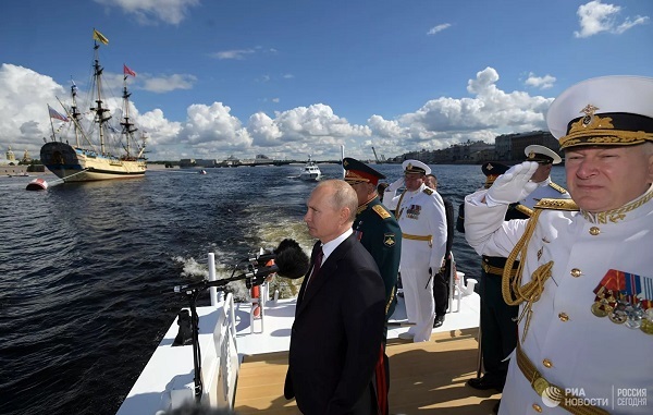 Cận cảnh khí tài ‘khủng’ trong Lễ duyệt binh mừng ngày Hải quân ở Nga