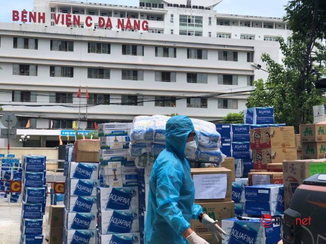 Những chuyến xe chở “yêu thương” đến tuyến đầu chống dịch ở Đà Nẵng