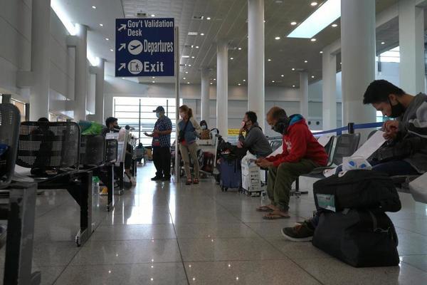 Hàng trăm người mắc kẹt ở sân bay vì lệnh tái phong tỏa tại Philippines