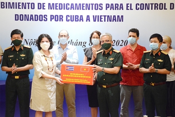 Việt Nam tiếp nhận thuốc phòng, chống dịch do Cuba tài trợ