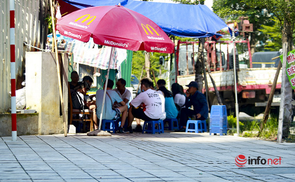 Hà Nội: Quán vỉa hè vẫn mở, người dân thờ ơ không đeo khẩu trang