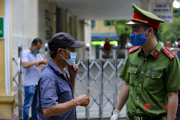 Hà Nội: Quán vỉa hè vẫn mở, người dân thờ ơ không đeo khẩu trang