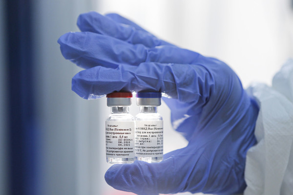 Vắc-xin Covid-19 Nga mới cấp phép bị nghi ngờ độ an toàn