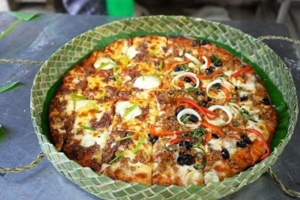 Pizza đựng trong vỏ hộp bằng lá khô hút khách ở Philippines